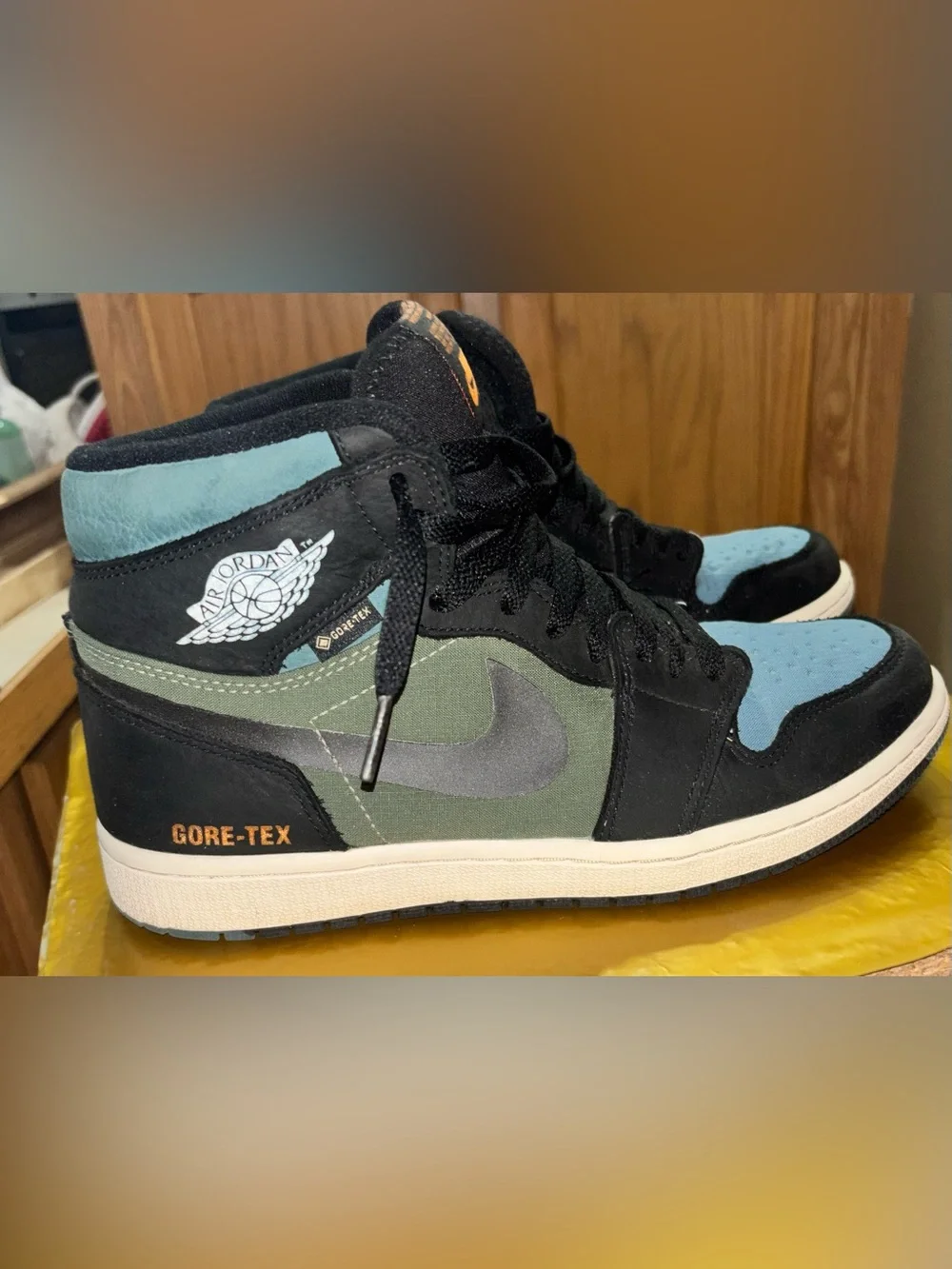 Jordan Men's Air Jordan 1 High in Teal/Olive/Black